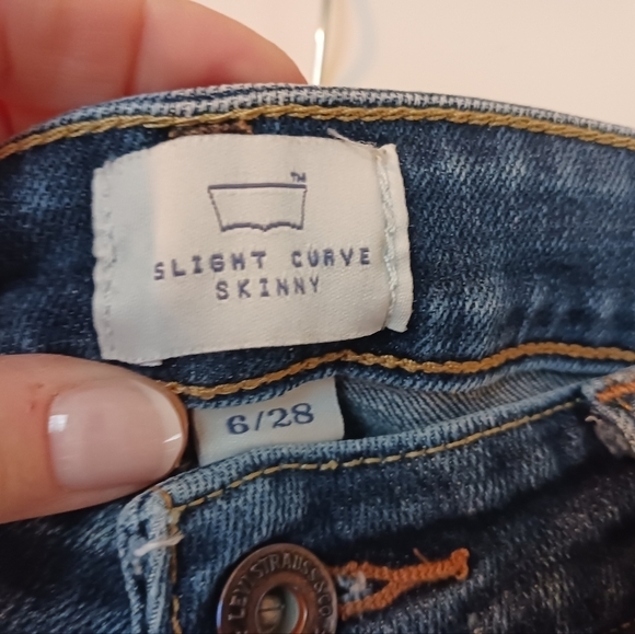 Levi's slight curve skinny jeans 🩵 size 6 - Picture 4 of 9